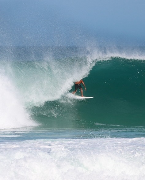 Surfista entubado em onda perfeita em Itaúna