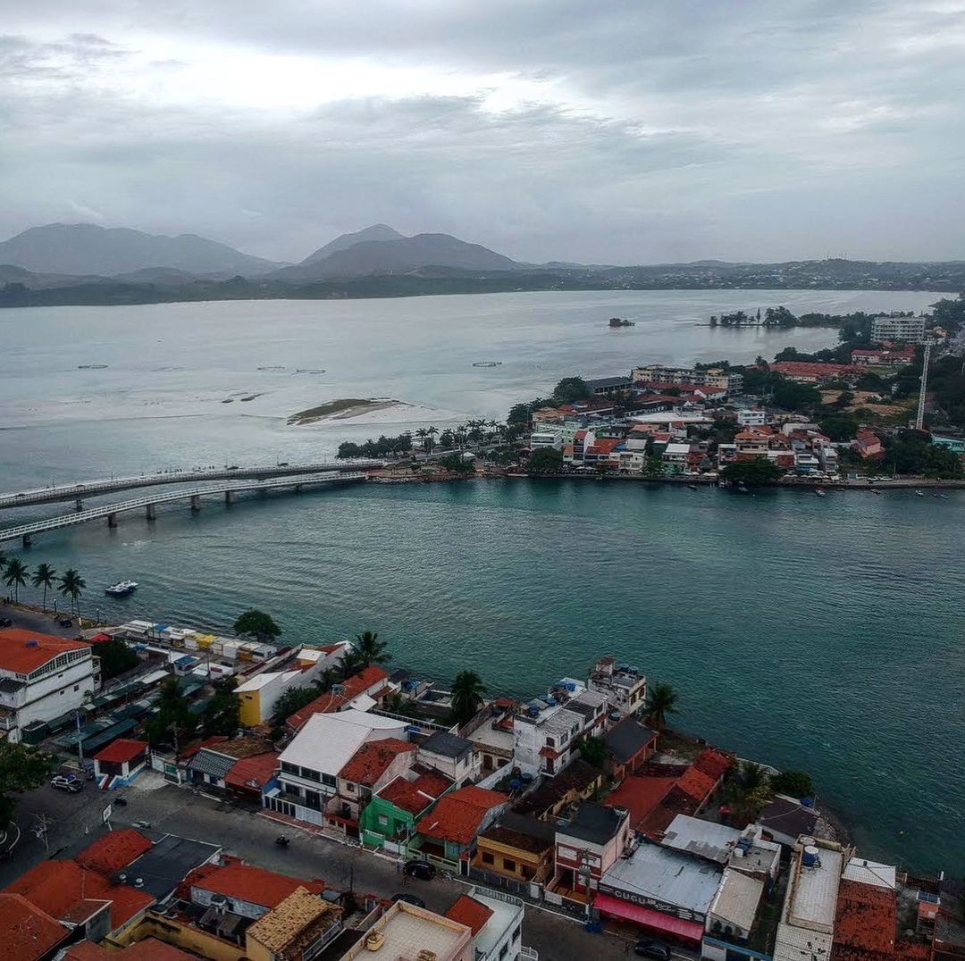 Vista aérea da ponte sobre a lagoa de Saquarema