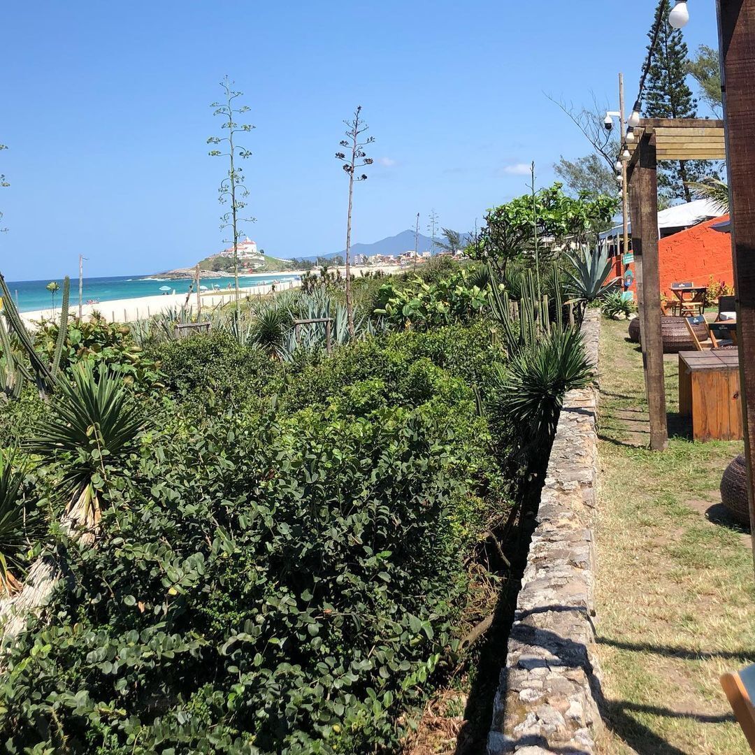 Jardim à beira-mar com a igreja ao fundo