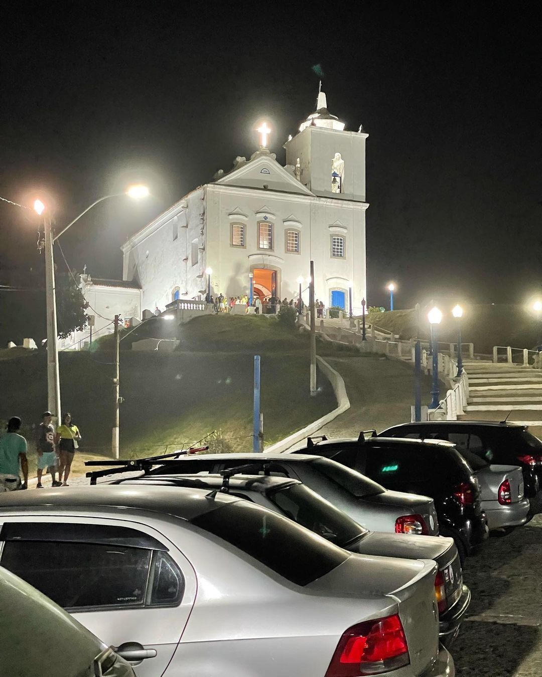 Igreja de Nazaré iluminada à noite