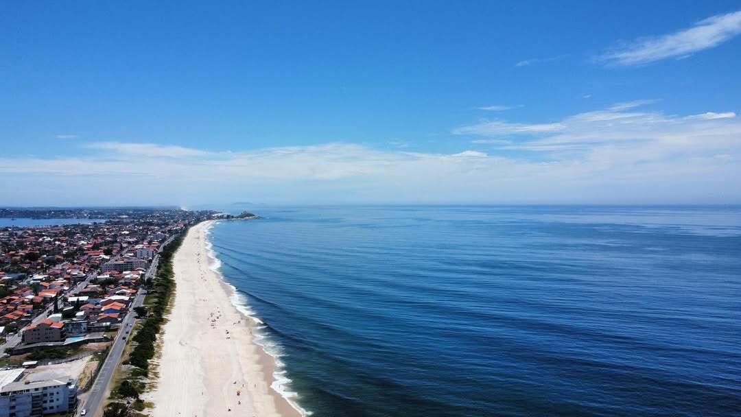 Vista aérea da orla de Saquarema com praia extensa